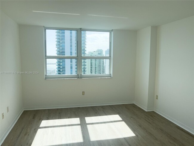 Building Photo - 1155 Brickell Bay Dr