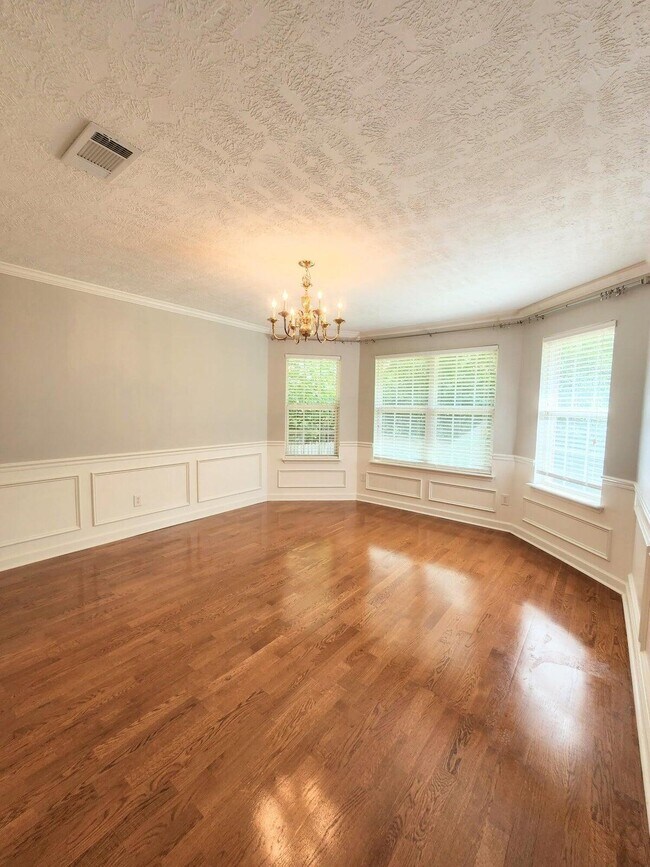 Building Photo - 241 Bainbridge Dr