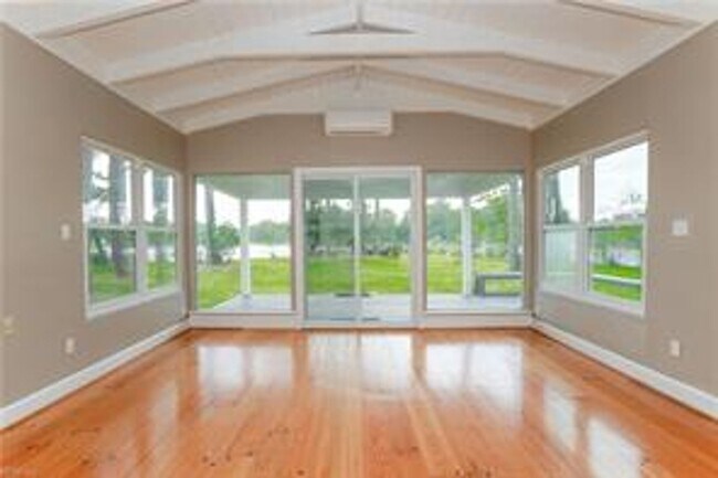 Building Photo - 4 BED/3 BATH LOCATED IN A WATERFRONT COMMU...