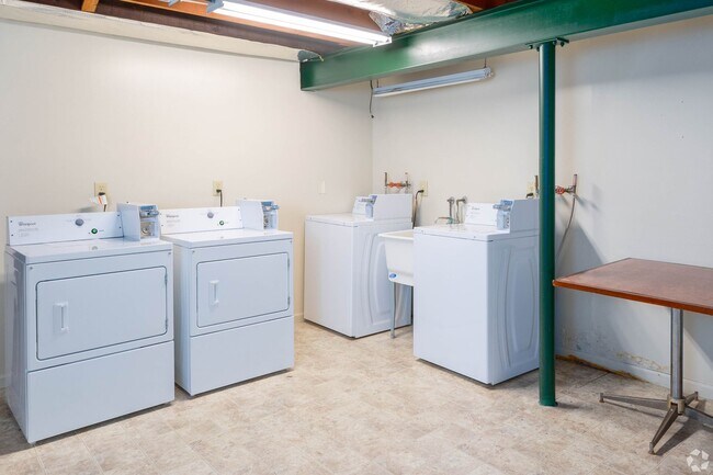 Building Photo - Lower 2 Bed/1 Bath Apartment Available!
