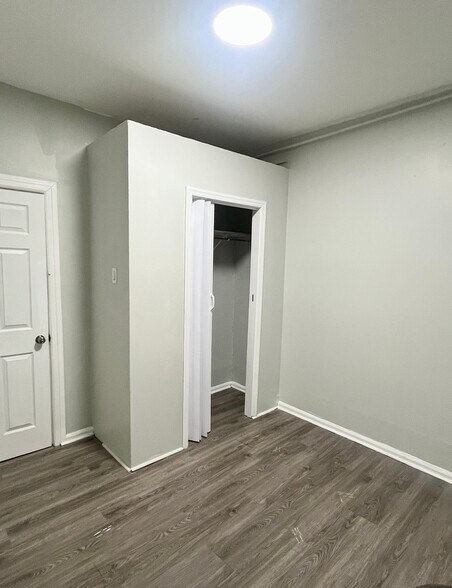 Building Photo - 364 River Dr
