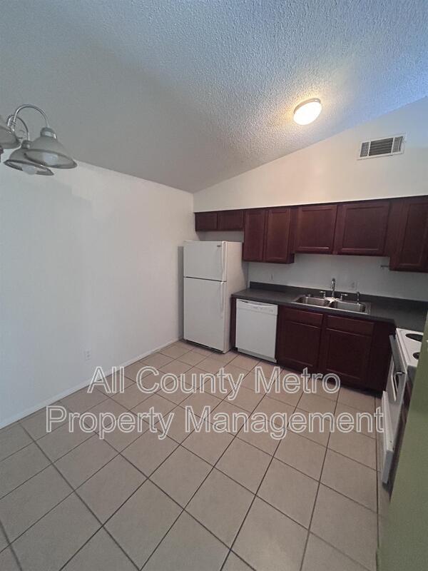 Building Photo - 2539 Ridgewood Ave