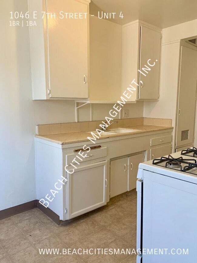 Building Photo - 1046 E 7th St