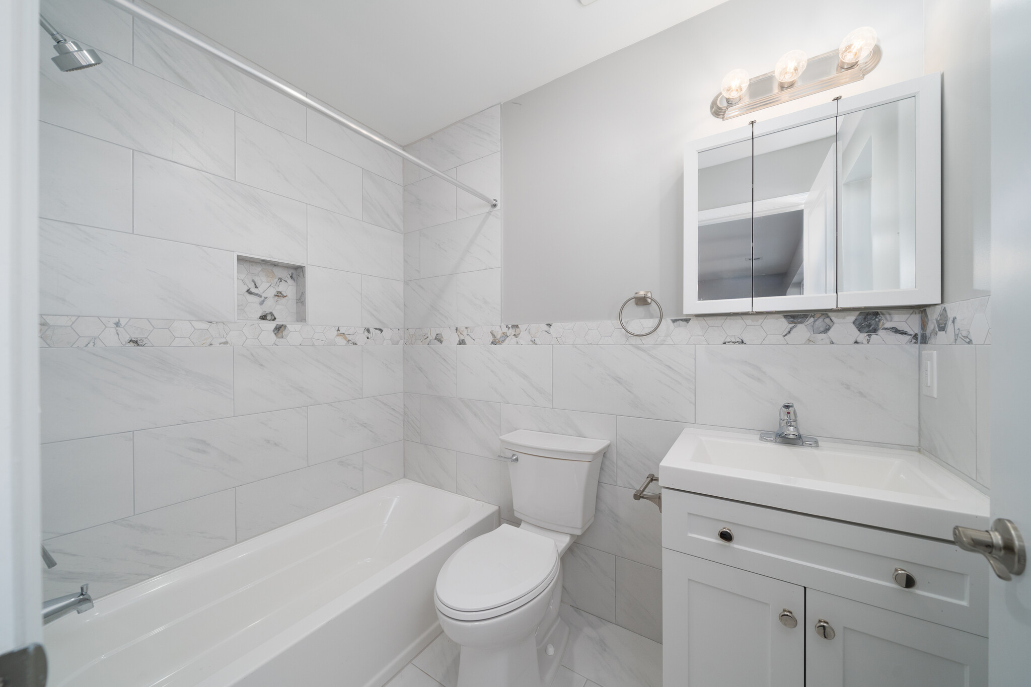 Master bathroom - 235 16th Ave