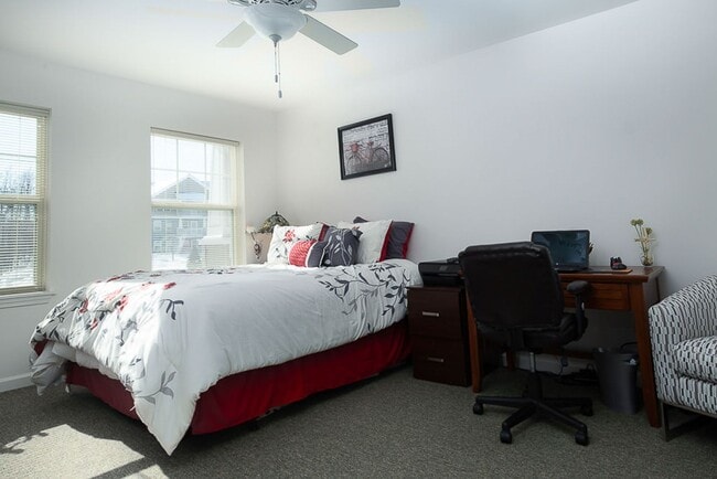 Building Photo - 2 bed, 2 bath independent senior living (55+ years of age) heat, hot water, & electricity include...