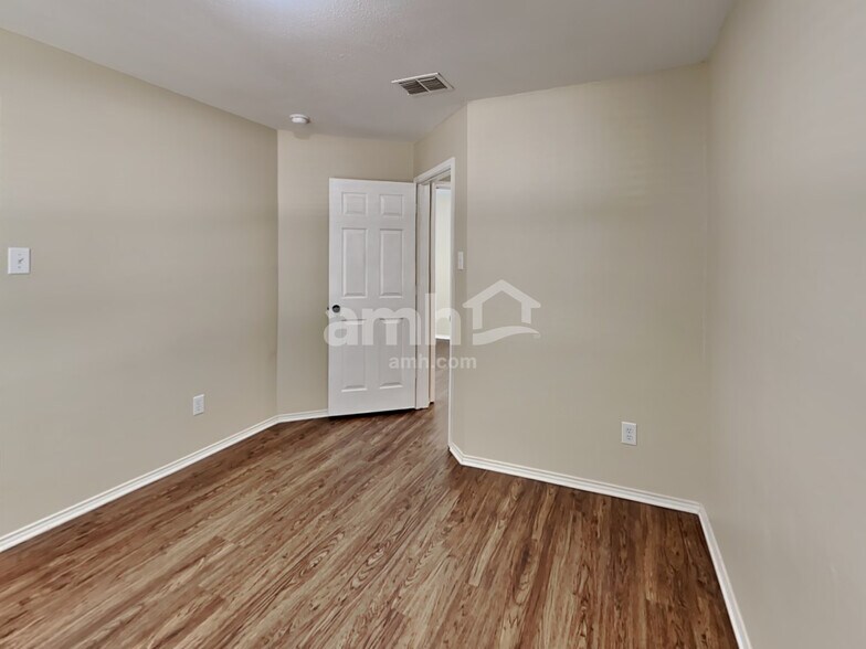 Building Photo - 2020 Fairview Dr