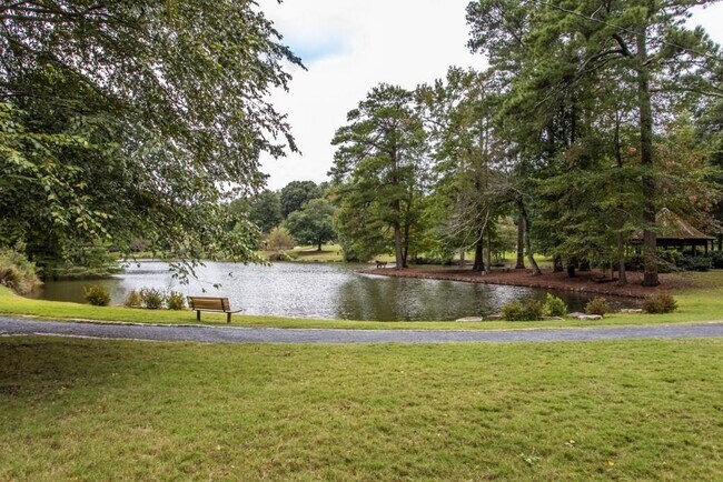 Building Photo - 1290 Glen Forest Way