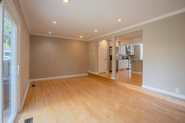 Building Photo - Stunning 3 BR/3 BA EOG Townhome in Columbia!