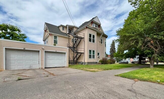 Building Photo - 176 S Chestnut St