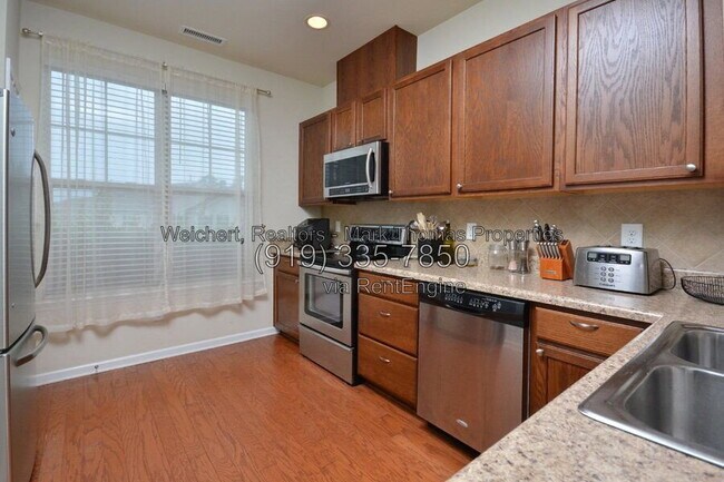 Building Photo - 100 Stratford Lakes Dr