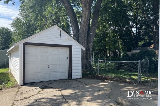 Building Photo - Updated 4+ Bedroom, 2 Bathroom House with Garage and Fenced Backyard