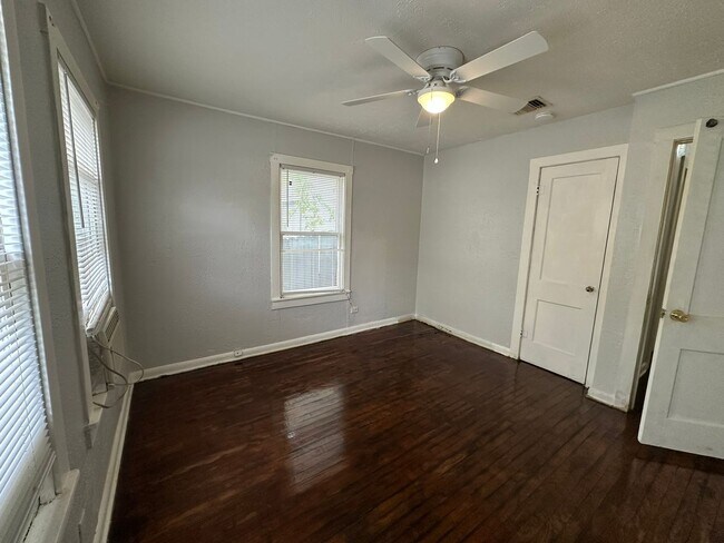 Building Photo - 2-BEDROOM DUPLEX IN MAHNCKE PARK