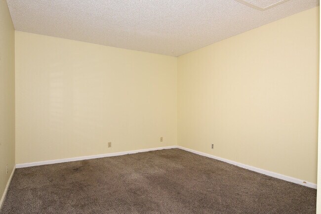 Building Photo - Lovely 2nd Floor, 1 Bed, 1 Bath Condo At Desert Shores!