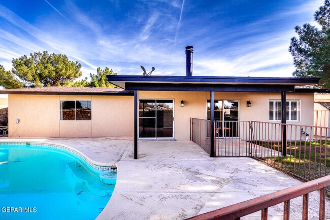 Building Photo - 5572 Fernwood Cir