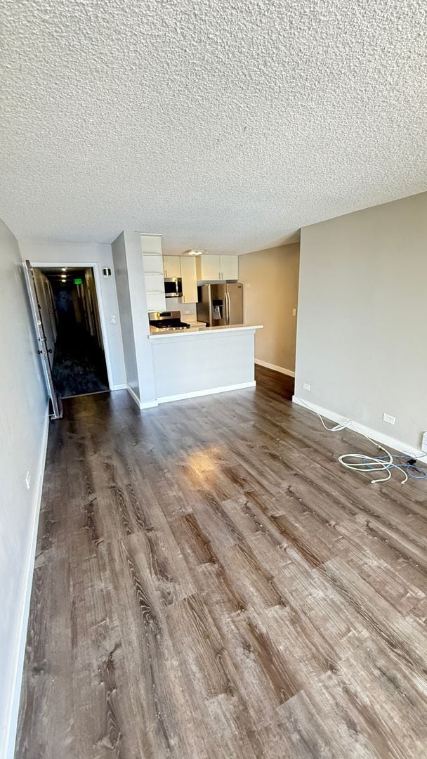 Building Photo - Modern 2-Bedroom Unit with Large Lanai – Prime Waikiki Location