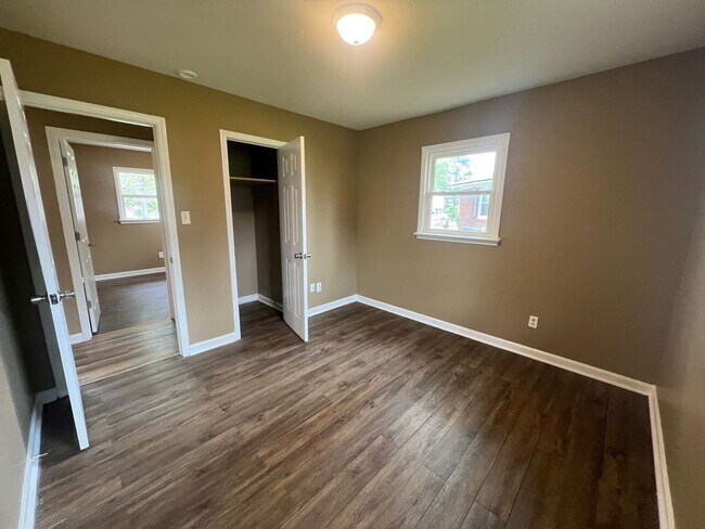 Building Photo - 3 bedroom 1 bathroom single level home