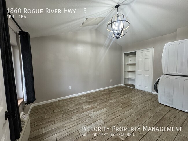 Building Photo - 1860 Rogue River Hwy