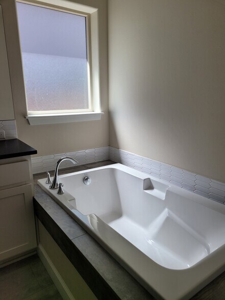 Building Photo - 3170 NE Coho St