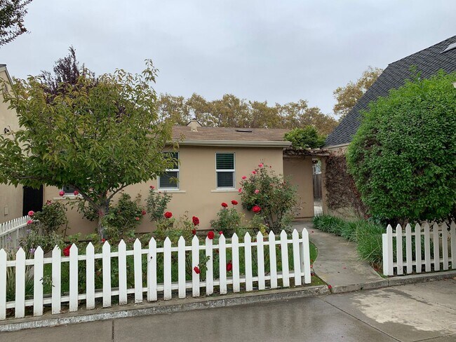 Building Photo - 1 Bedroom Casita Near Downtown Hollister