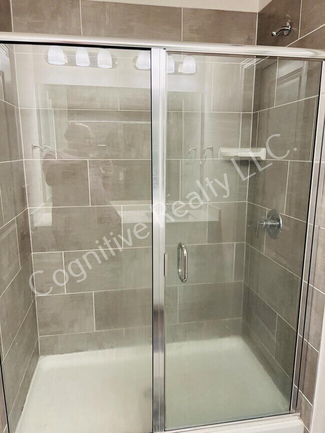 Building Photo - 280 Brook Farm Ln