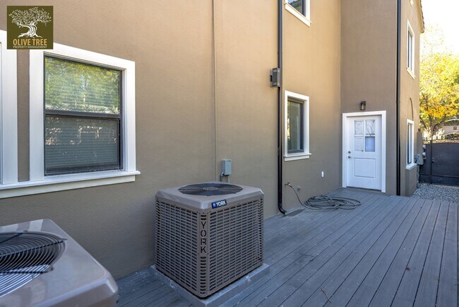 Building Photo - Luxury Ground-Level 2bed/2bath Unit | Fully Renovated | Walkable Pasadena Location