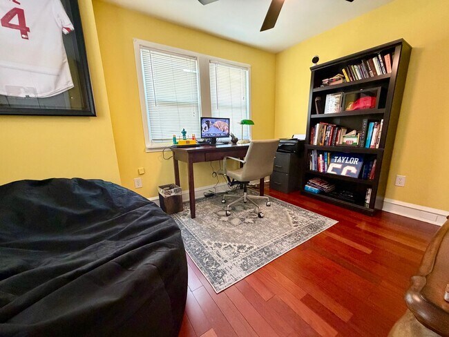 Building Photo - Stunning 4-Bed/2-Bath Home in the heart of Lansdowne! Available First Week of September!