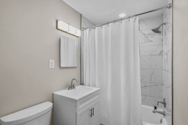 Building Photo - Spacious 4-Bedroom, 2.5-Bath Home E Duffy