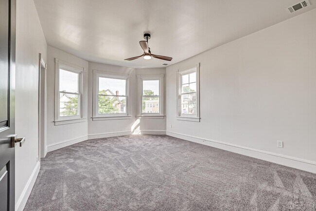 Building Photo - 324 Main St