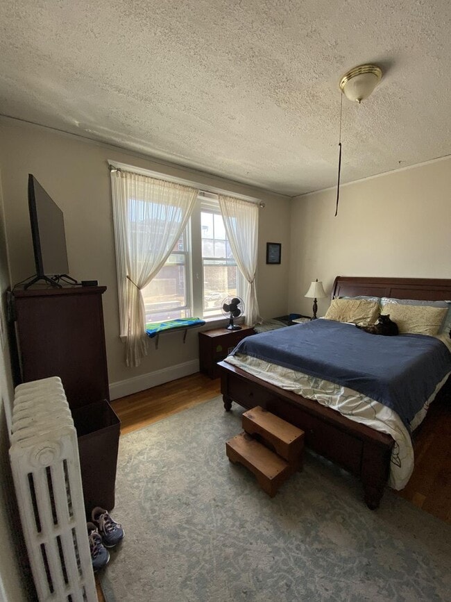 Building Photo - Charming 2-Bed, 1-Bath Available for June 1st - Heat/Hot Water Incl