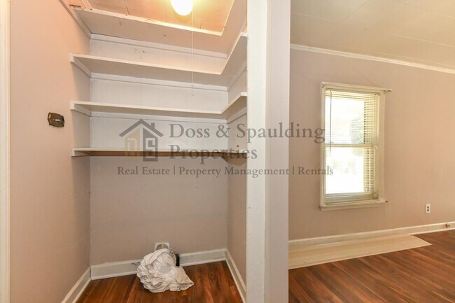 Building Photo - 1802 W Friendly Ave