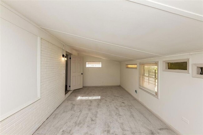 Building Photo - 210 Oak Dr SE