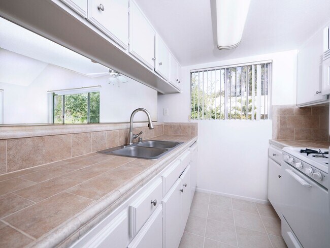 Interior Photo - 400-420 N. Oakland Ave