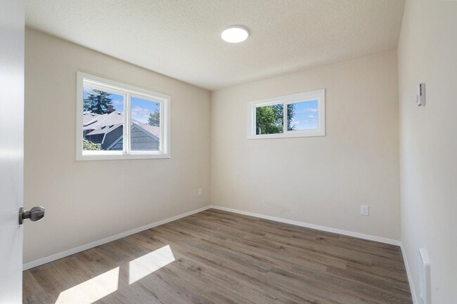 Building Photo - Beautiful 4 bedroom, 2 bathroom home in Lents Neighborhood!