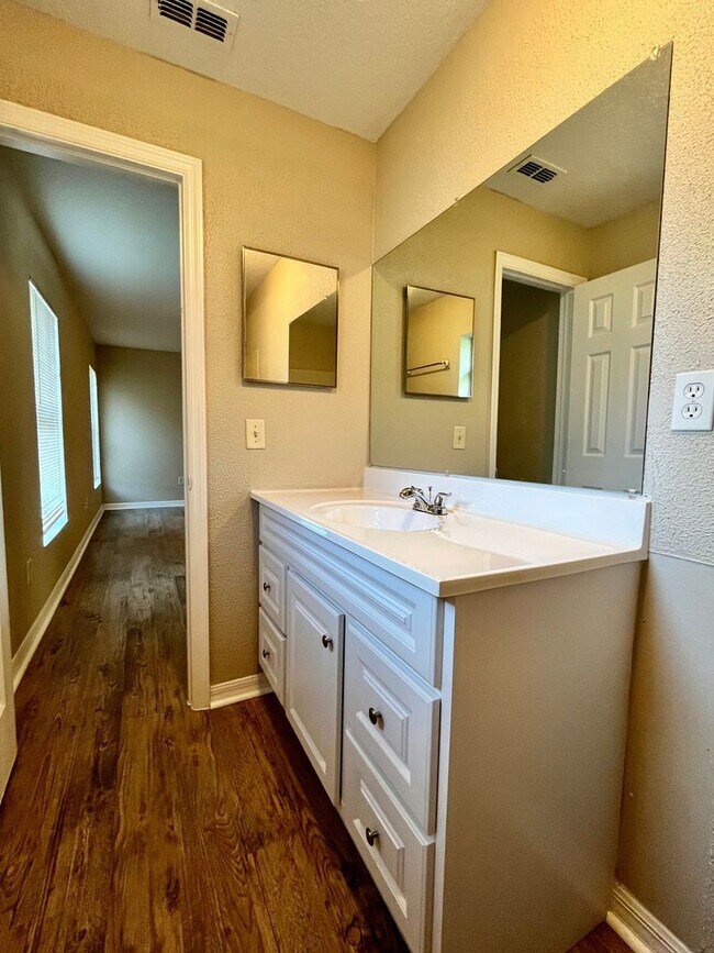 Building Photo - Fresh and Refurbed  3 Bed / 2 Bath Home in Apopka