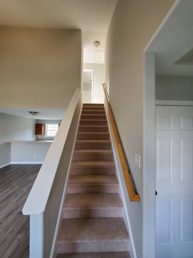 Building Photo - 10 Paige Dr