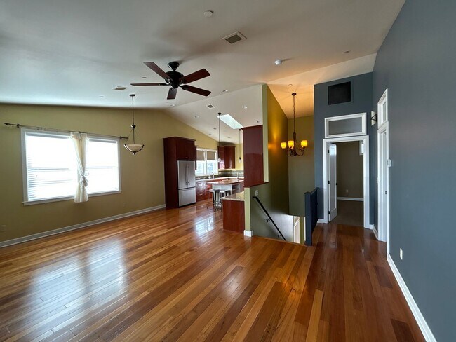 Building Photo - 2 Bedroom / 1.5 Bath Executive Apartment i...