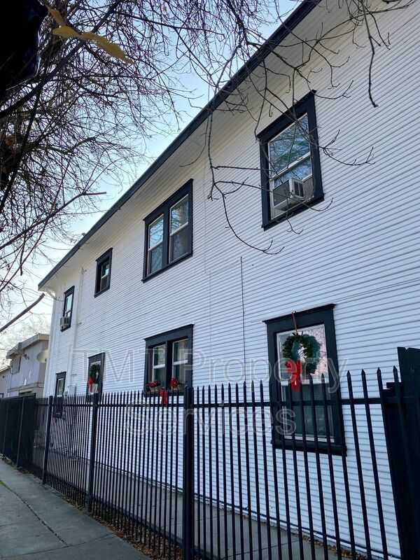 Building Photo - 202-208 W Oak Street