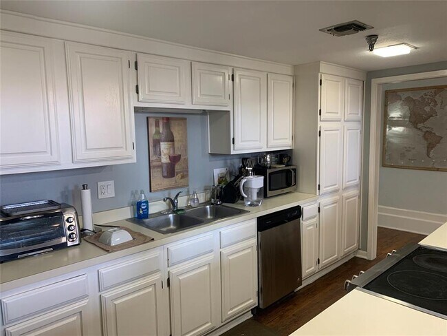 Building Photo - 2121 The Strand