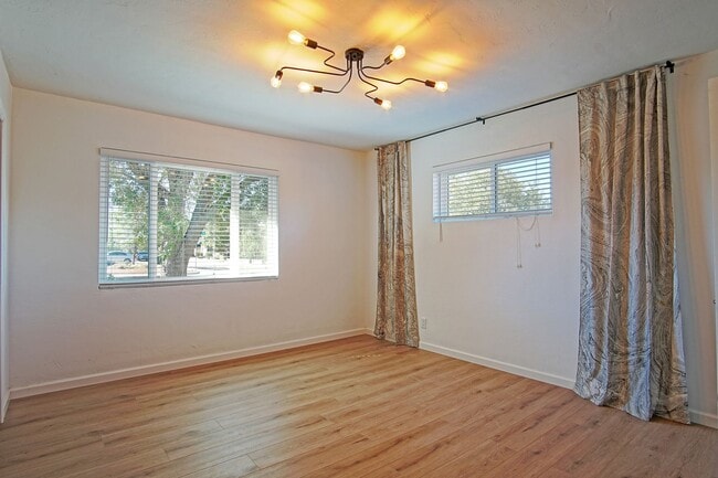 Building Photo - UPTOWN UPDATED 3/BD 2/BA 1/CG