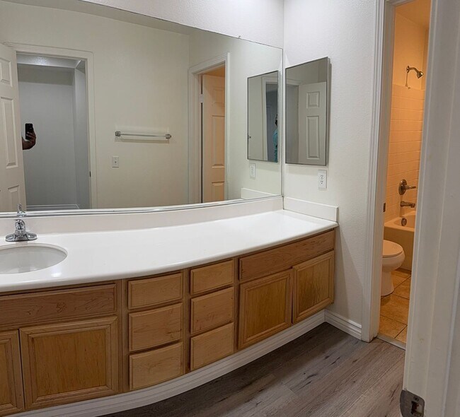 Building Photo - Large 5 bedroom / 2.5 Bathroom Perris Home