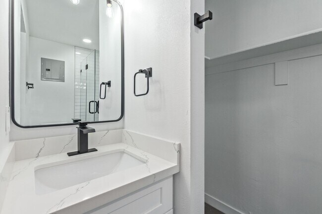 Building Photo - 3 bed | 2 bath Casita Style Home - 1 Mile to ASU!