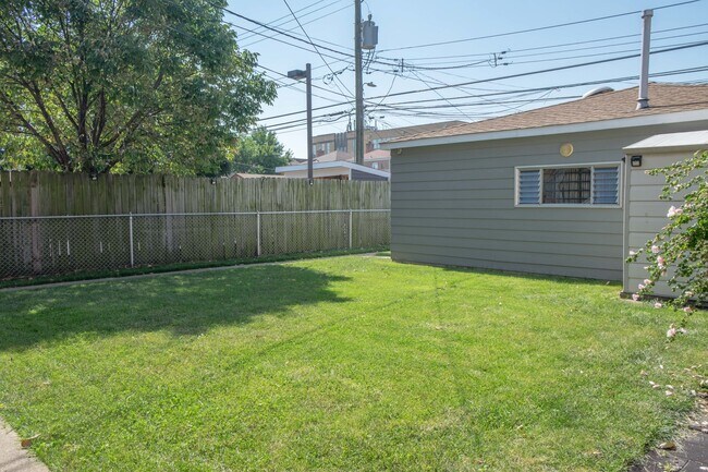 Building Photo - 5520 S Pulaski Rd