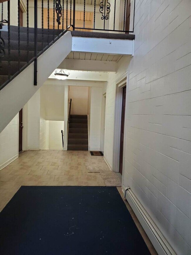 Building Photo - 833 Village Quarter Rd