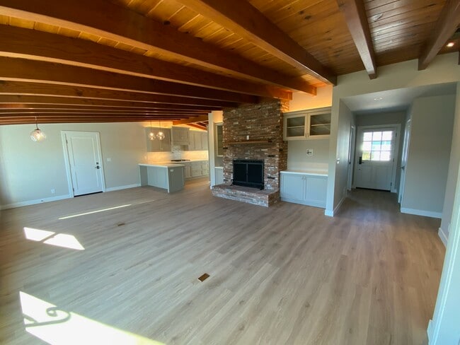 Building Photo - 150 Damar St