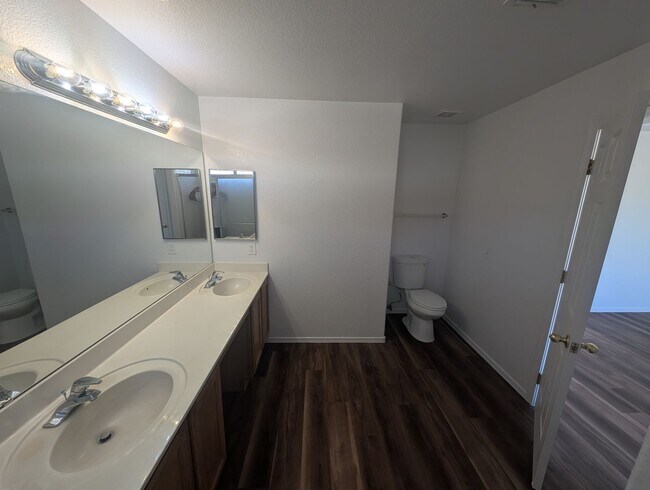 Building Photo - Great Northwest Tucson Area Location