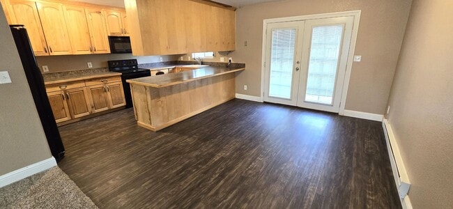 Building Photo - 2 Bedroom, 1.5 Bathroom, 1 Car Garage For Rent In The 4-J Subdivision