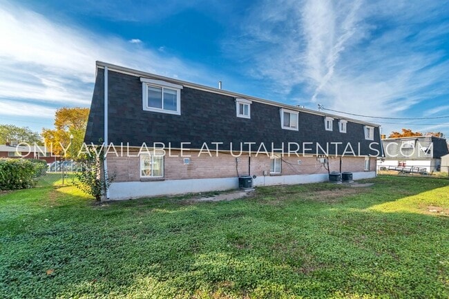 Building Photo - 680 N 400 W