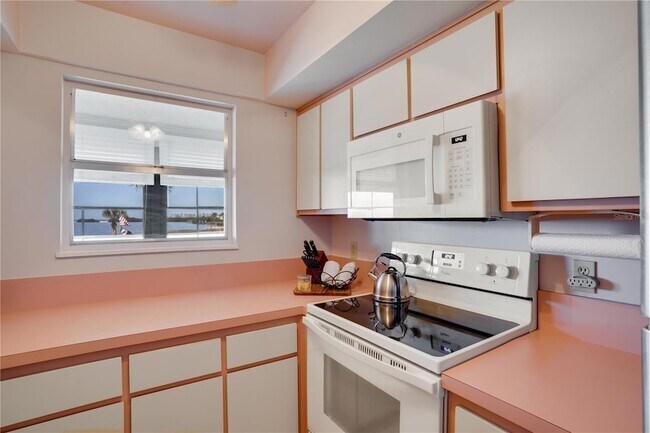 Building Photo - 656 Windrush Bay Dr