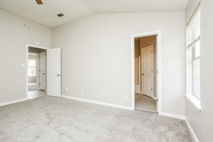 Building Photo - 4471 Bishop Hills Dr