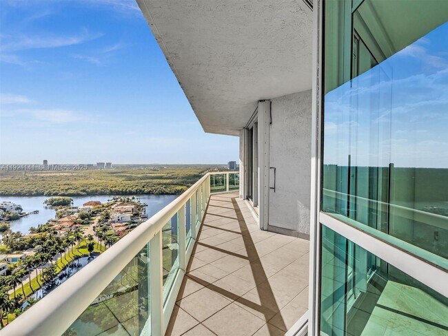 Building Photo - 16500 Collins Ave